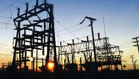 日出時的公用變電站、電力分配、電氣設施。